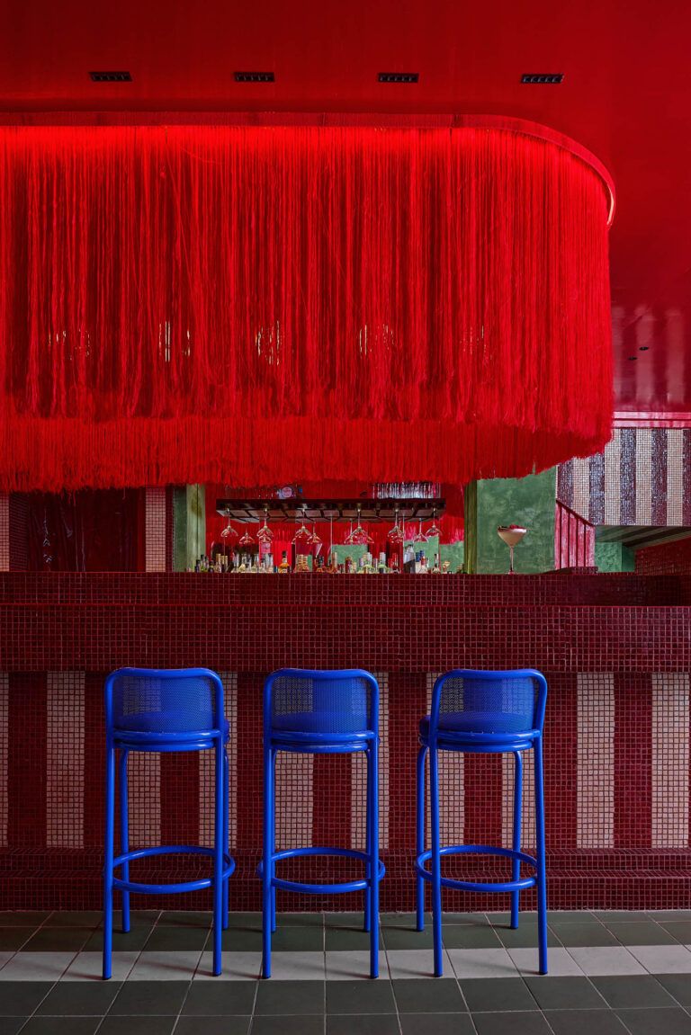 glossy-reds-echo-‘suspiria’-at-this-bold-mexico-city-bar