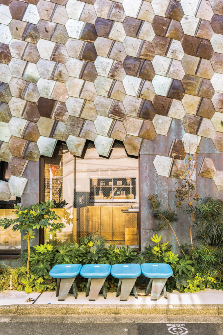 kengo-kuma-designs-a-tokyo-cafe-with-a-dynamic-facade